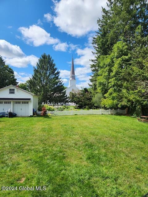 view of yard with an outdoor structure