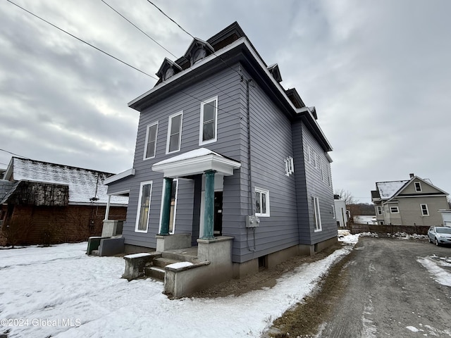 view of front facade