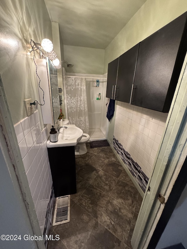 bathroom featuring a shower with curtain, vanity, tile walls, and toilet