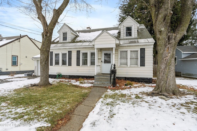 new england style home featuring a yard