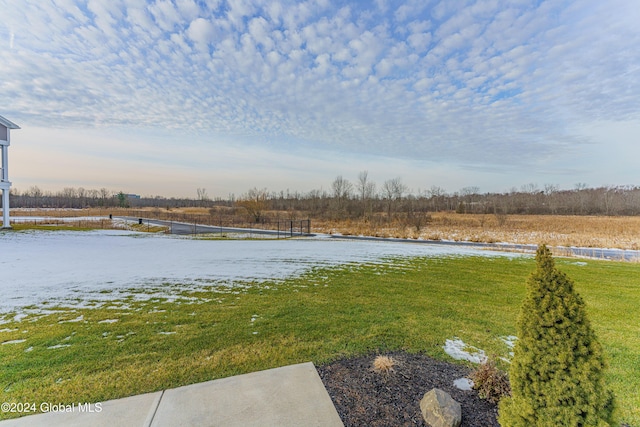 view of yard featuring a rural view