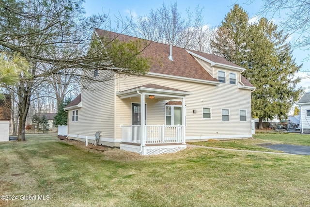 view of front facade featuring a front yard and a porch