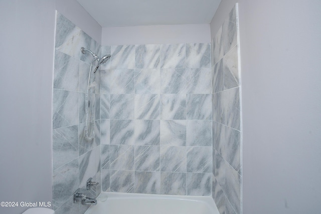 bathroom with tiled shower / bath