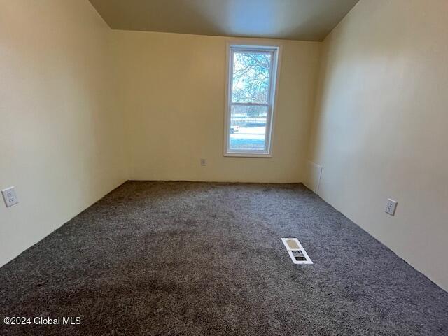 empty room featuring carpet flooring