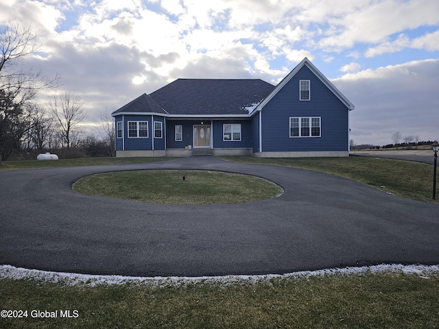 view of front facade with a front lawn