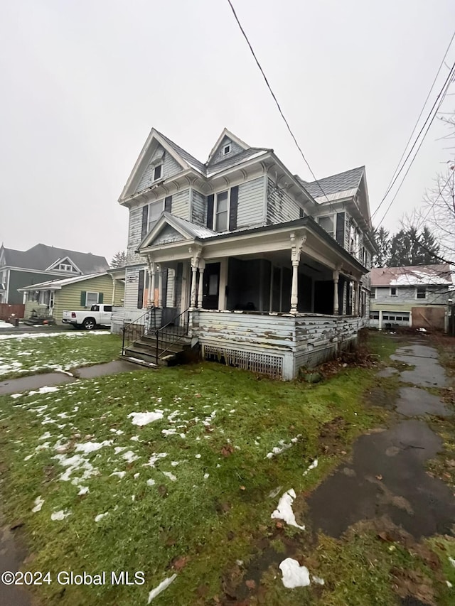 view of front of property featuring a front lawn and covered porch