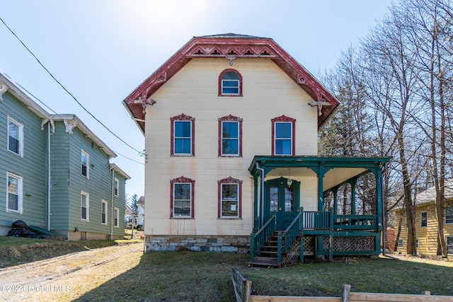 view of front of home featuring a front lawn and covered porch