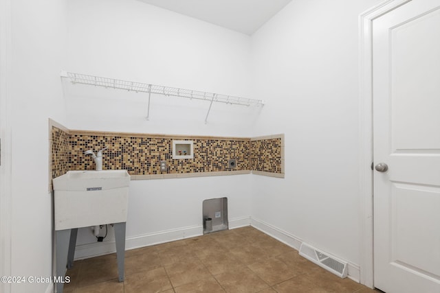 laundry room featuring light tile patterned flooring and washer hookup