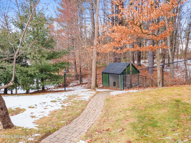 view of yard with an outdoor structure