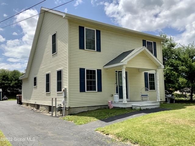 view of front of property featuring a front yard and a porch