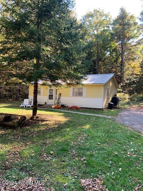 view of front of home featuring a front lawn