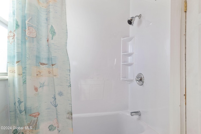 bathroom with shower / tub combo