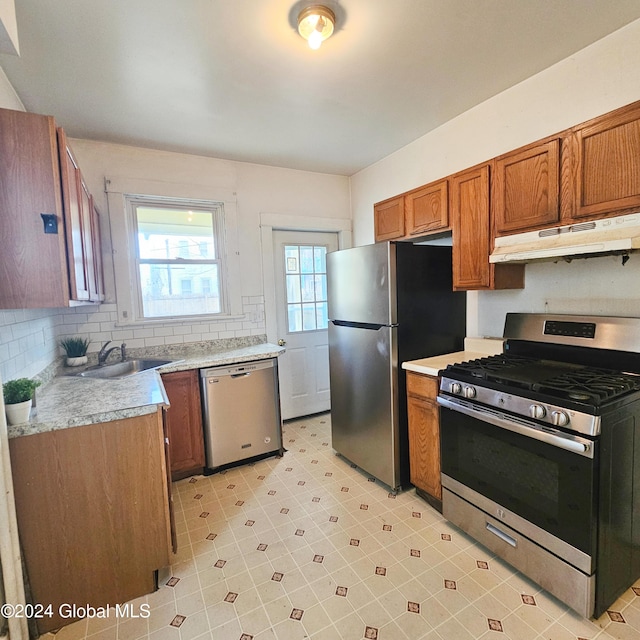 kitchen with backsplash, sink, and stainless steel appliances