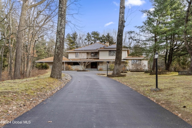 view of front of house featuring a front lawn