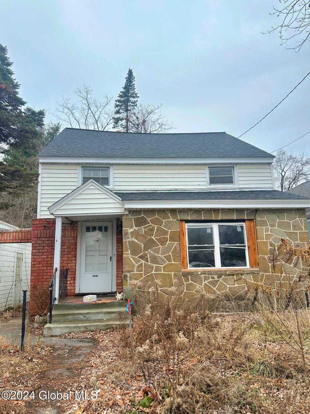 view of front of property