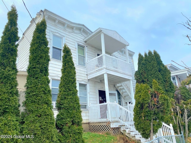 view of front of property featuring a balcony