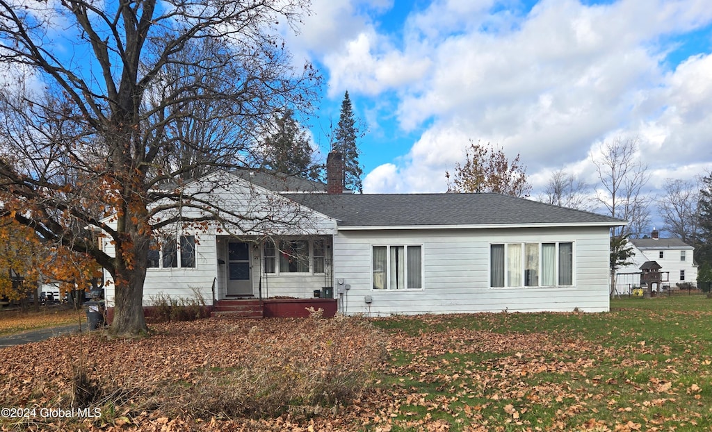 ranch-style home with a front lawn