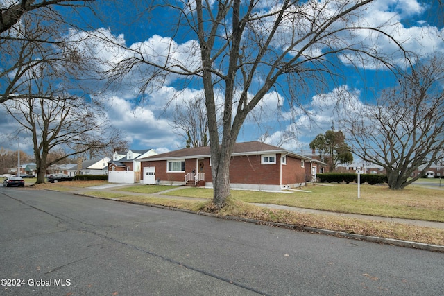 single story home featuring a front lawn