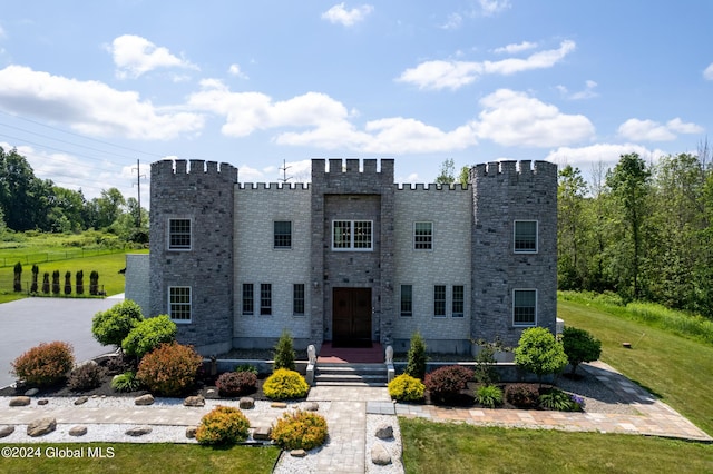 view of front facade featuring a front yard