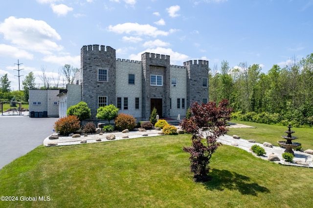 view of front of house with a front lawn