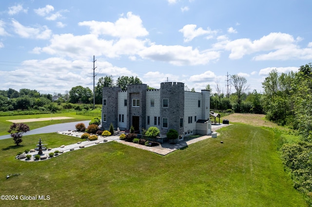 view of front of house with a front yard