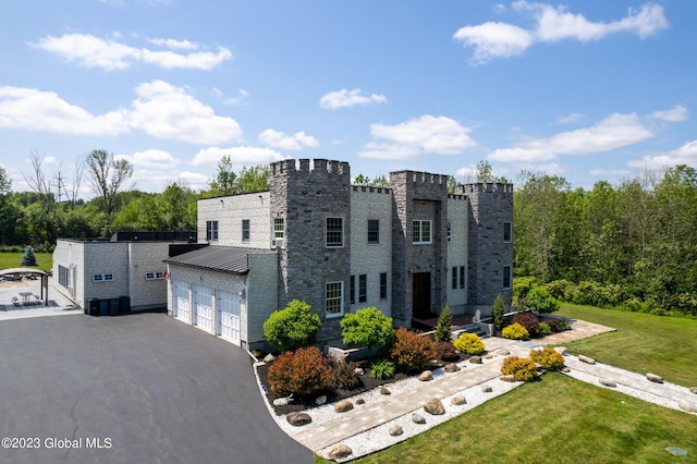 view of front of property featuring a front lawn and a garage