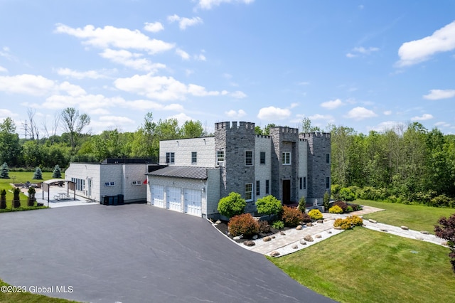 view of front of house with a front lawn