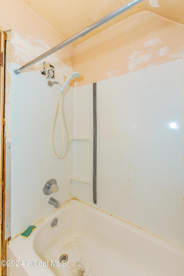 bathroom featuring washtub / shower combination