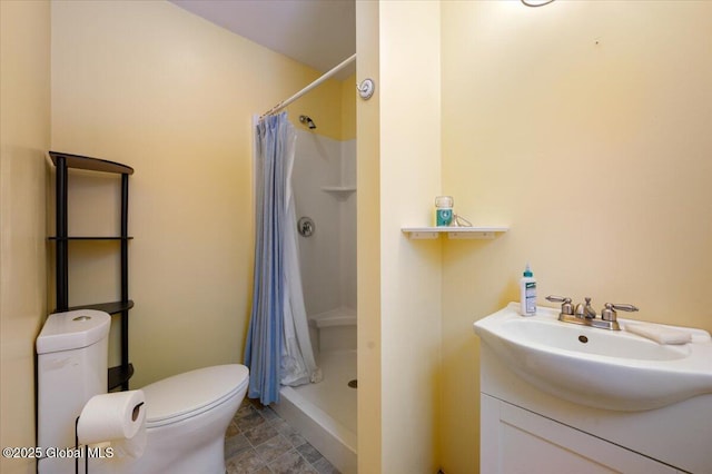 bathroom with vanity, curtained shower, and toilet