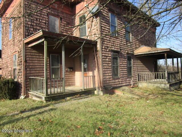 view of front of home with a front lawn and covered porch