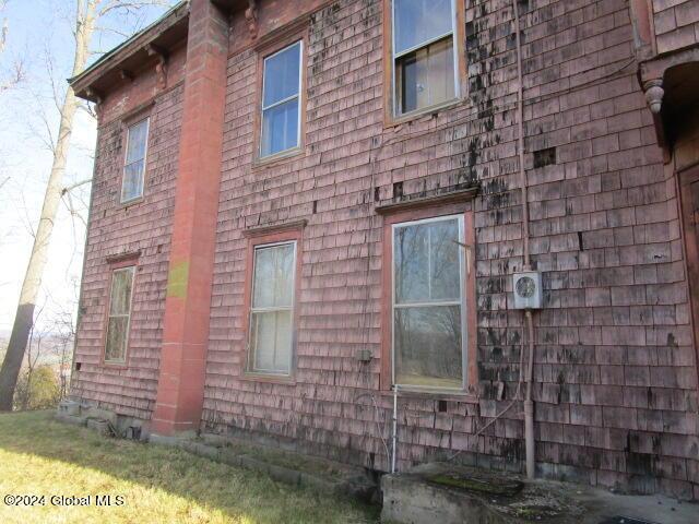 view of side of property featuring a yard