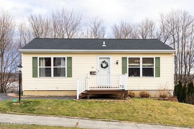 view of front facade featuring a front yard