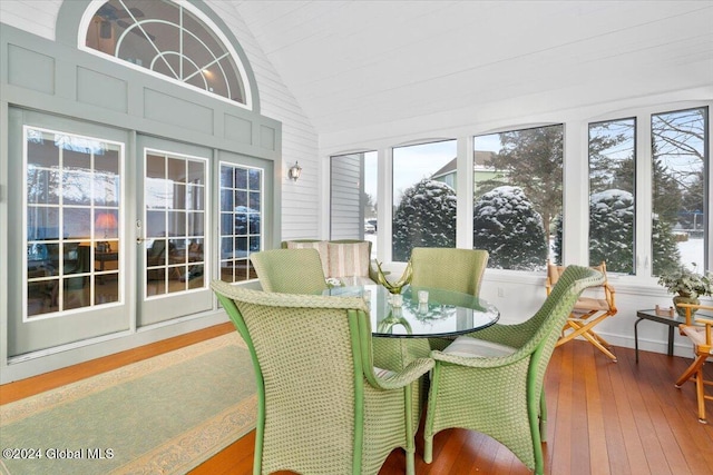 sunroom / solarium featuring vaulted ceiling