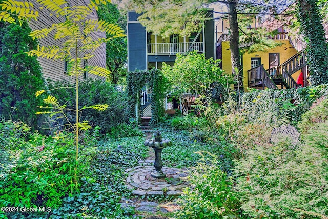 view of yard with a balcony