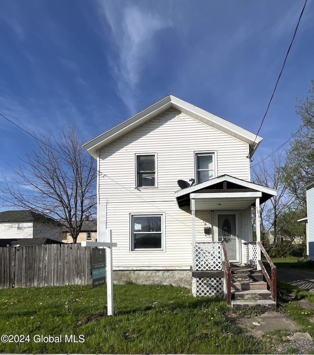 view of front facade with a front yard