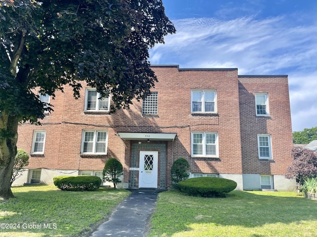 view of front of property featuring a front yard