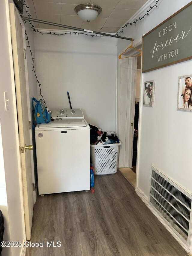 laundry room featuring washer / dryer, dark wood-style floors, visible vents, and laundry area
