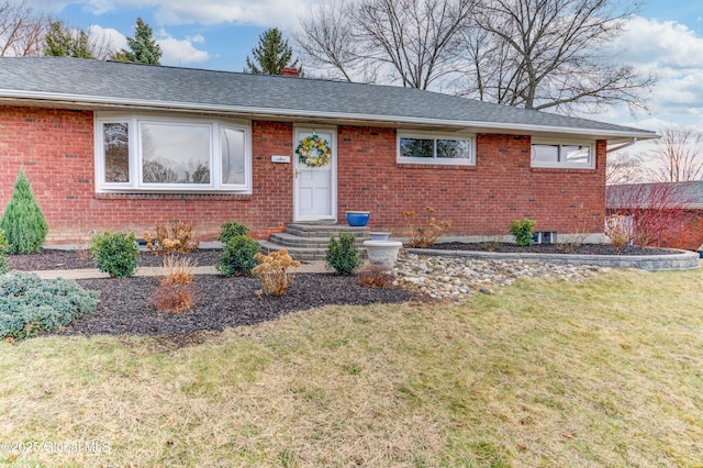 single story home featuring a front lawn