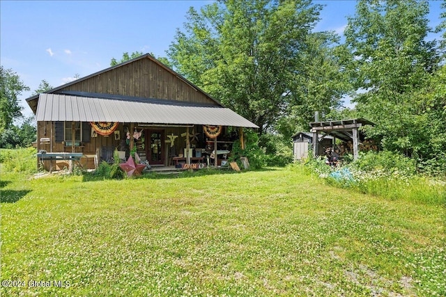 view of yard featuring a storage shed