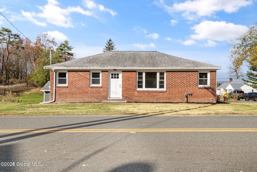 view of front facade featuring a front lawn