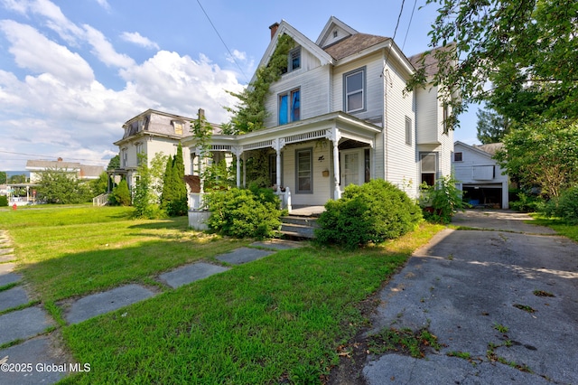 view of front facade featuring covered porch and a front lawn