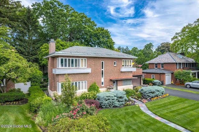 view of front of home featuring a front yard