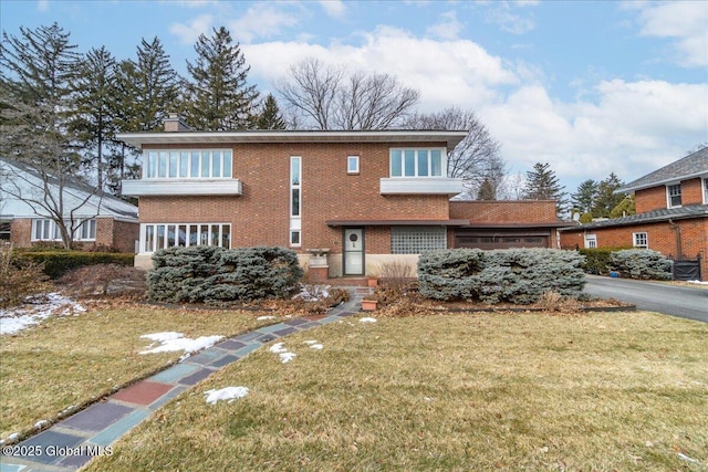 view of front of house featuring a front lawn