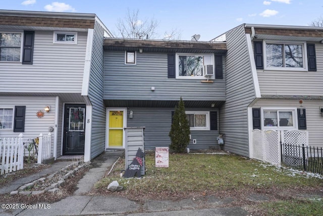 multi unit property featuring a front yard