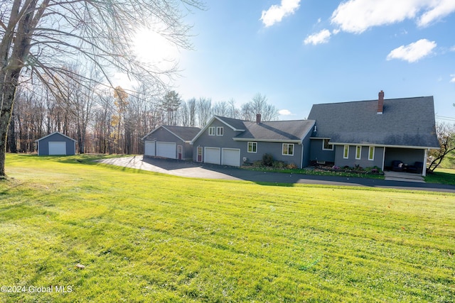 view of front of house featuring a front lawn and a garage