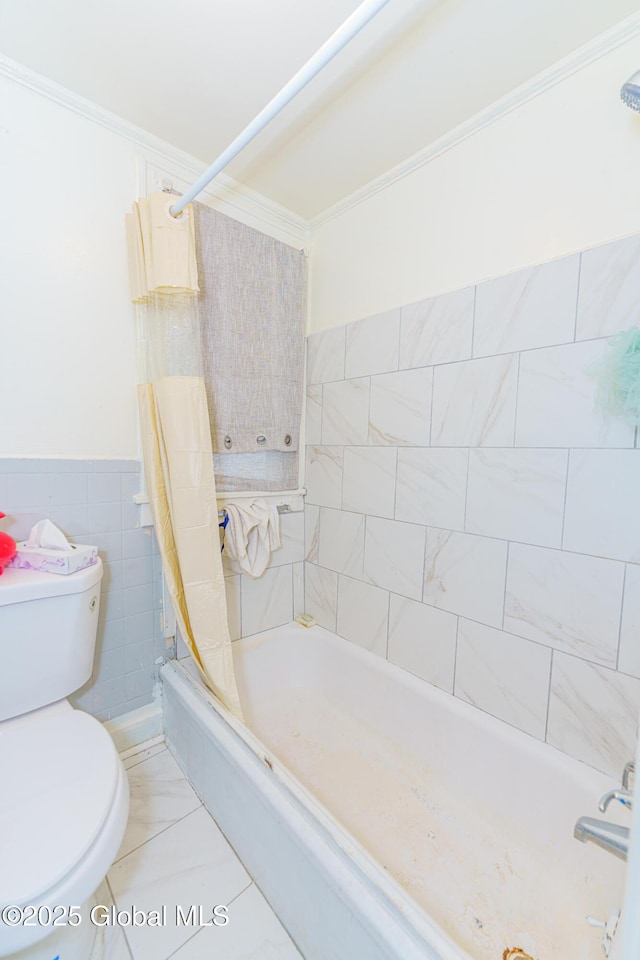 bathroom featuring tile patterned floors, shower / bathtub combination with curtain, toilet, and tile walls