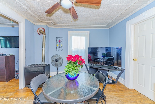 dining room featuring light hardwood / wood-style floors, ceiling fan, and ornamental molding