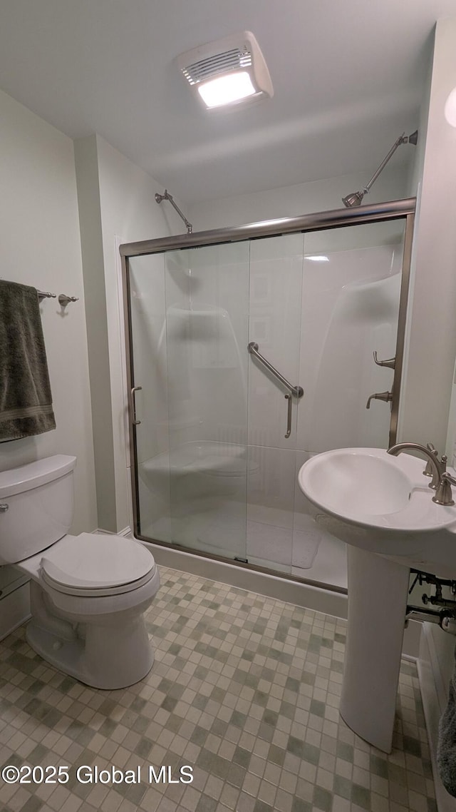 full bath with visible vents, a stall shower, and toilet