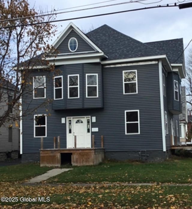 front of property with a front lawn