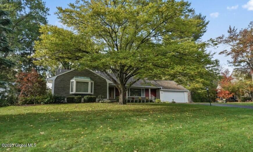 view of front facade featuring a front yard and a garage